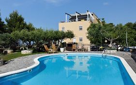 Ark Beach Apartments